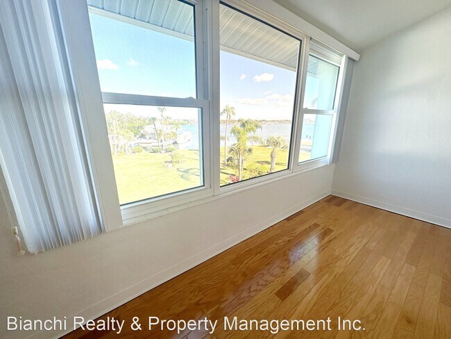 Building Photo - 2 br, 2 bath House - 1819 Shore Dr S #307