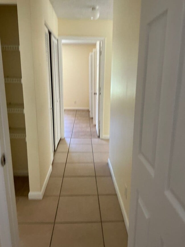 Building Photo - Surrey Woods Rental  2/2