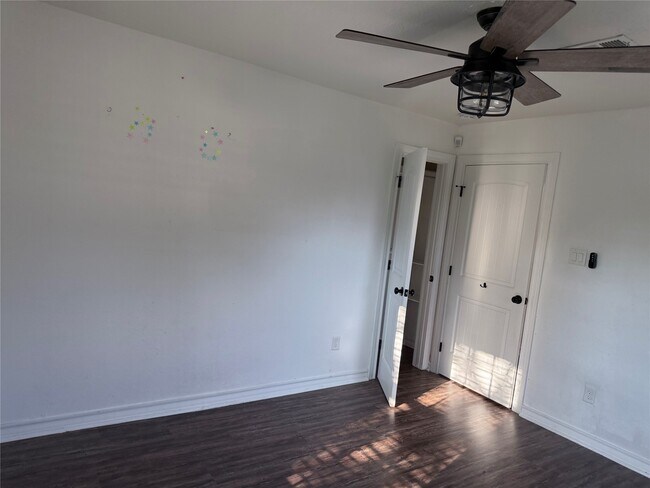 Building Photo - 2044 Des Jardines St