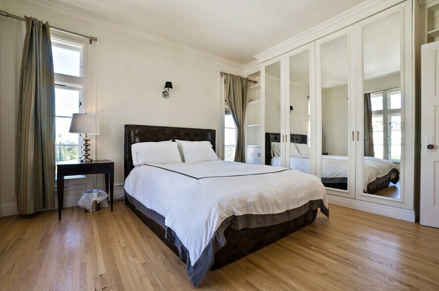 Bedroom - The Savoy Plaza