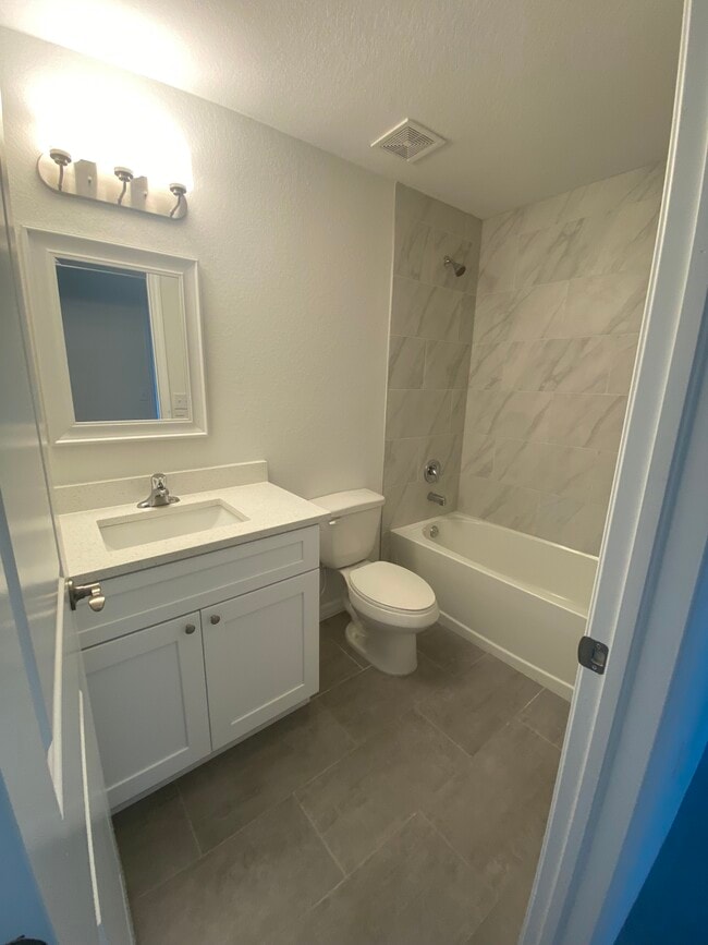 Building Photo - 2926 Diplomat Pkwy W