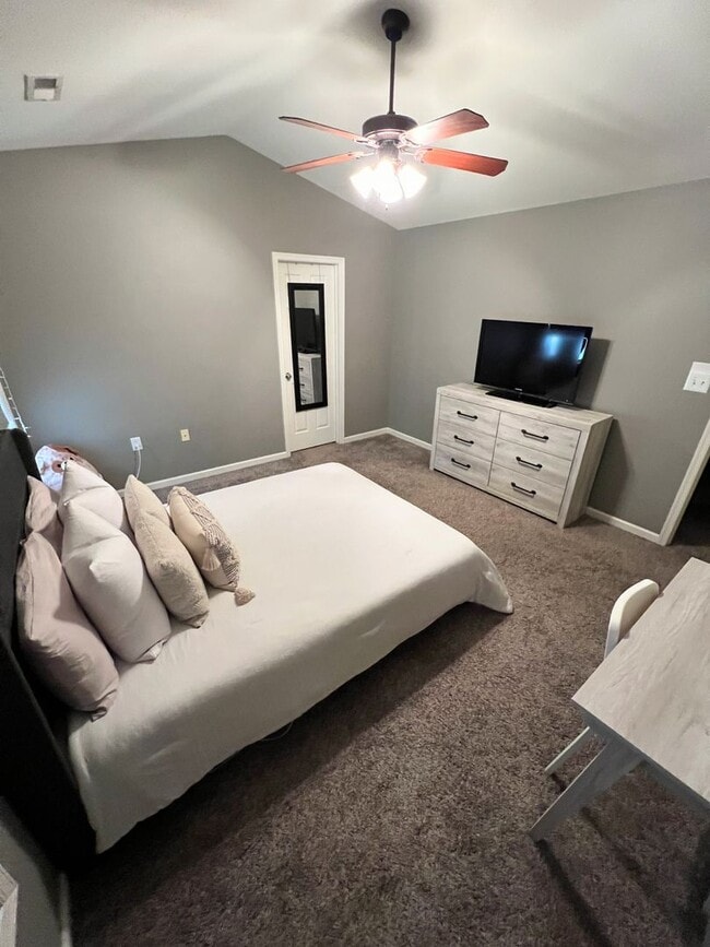 Building Photo - 4 Bedroom Town Home in Lynchburg