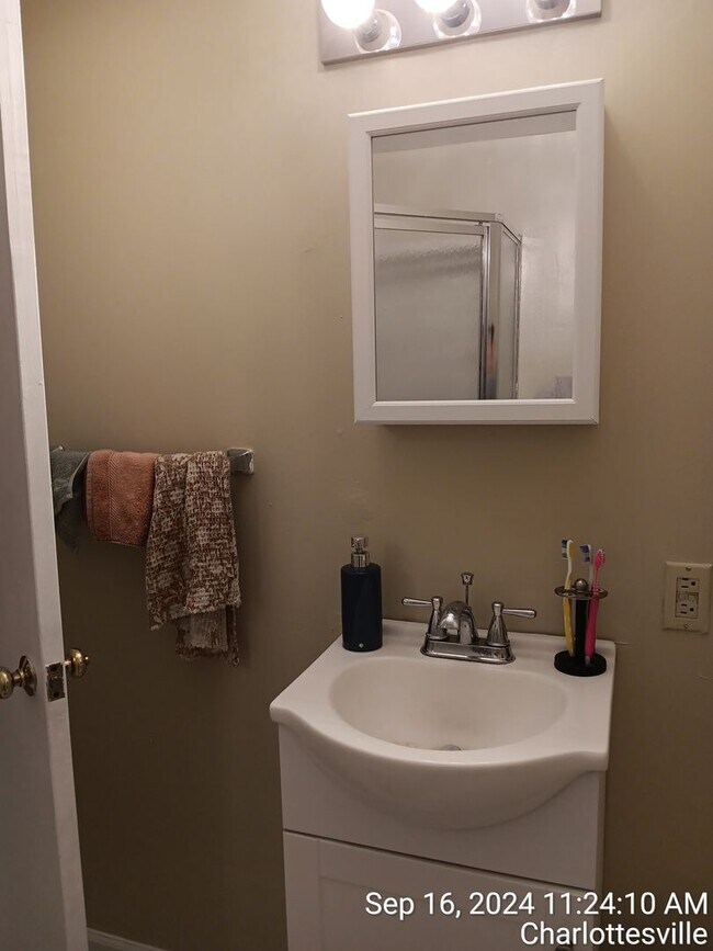 Building Photo - 2027-2028 Heart of the UVA Area 5 Bdrm / 2 Bath PARKING INCLUDED