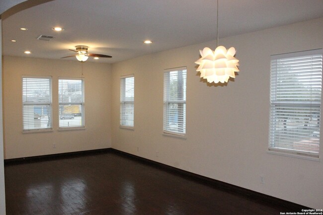 Building Photo - 810 E Ashby Pl