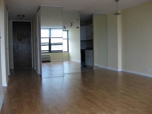 Dining Room - 5100 N Marine Dr