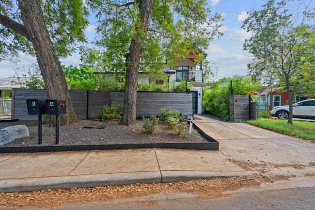 Building Photo - 2711 Willow St