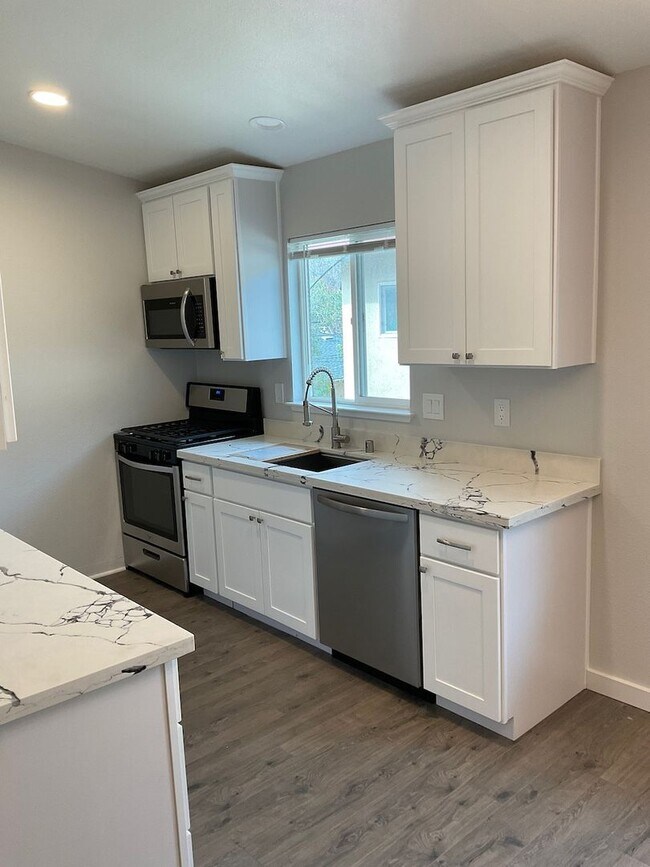 Building Photo - Nicely remodeled 1bd apt close to downtown