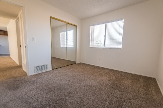 Building Photo - Cozy Condo! 2 Bedroom, 1 Bath, Washer & Dr...