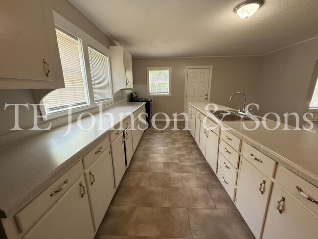 Building Photo - Charming 2 Bedroom Home with Rocking Chair Front Porch Near Downtown Winston-Salem