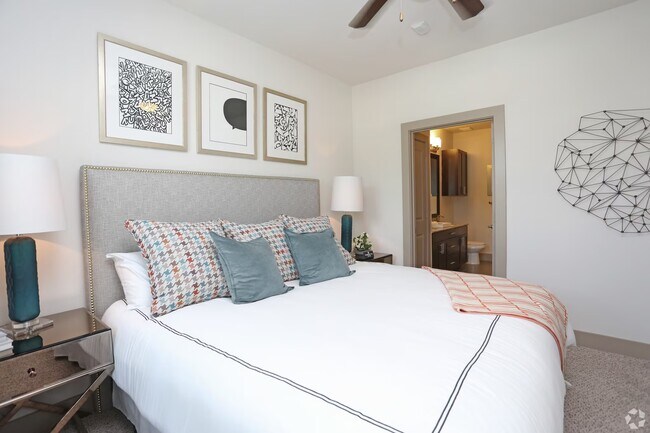 Building Photo - 2-Bed Luxury + 1 Month Free Special!