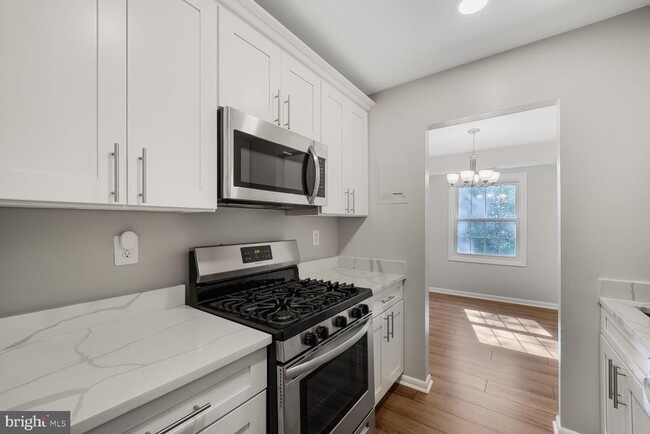 Primary Photo - 3860 Lyndhurst Dr