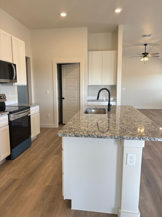 Building Photo - Space, Space and more Space! This ones for you!