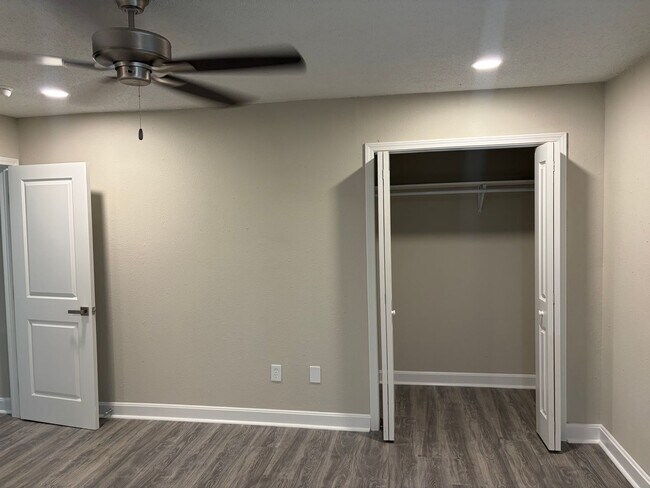 Building Photo - (OTR)4116Delaw