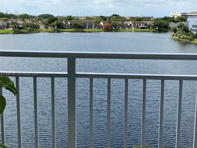 Building Photo - 9375 Fontainebleau Blvd