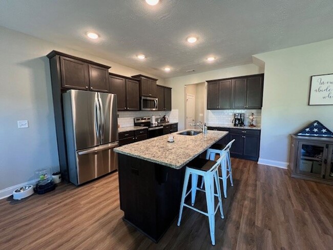 Building Photo - 4 Bedroom, 2.5 Bath Right off Exit 175