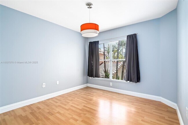 Building Photo - 21024 NE 34th Ct
