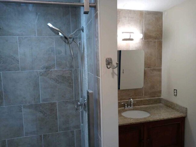 Master Bathroom - 1004 Bate Ave