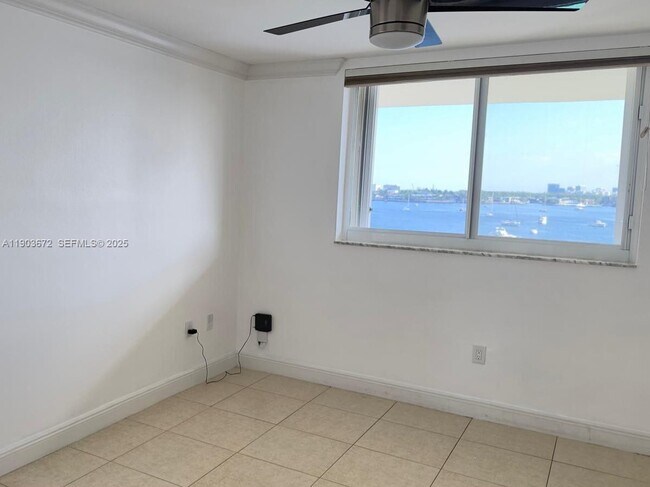 Building Photo - 2910 Point E Dr