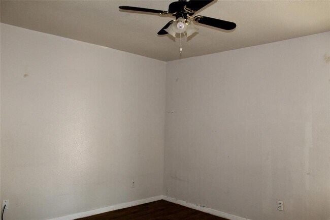 Building Photo - 11000 Kinghurst Dr