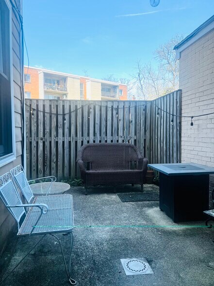 Building Photo - 1663 Newton St NW