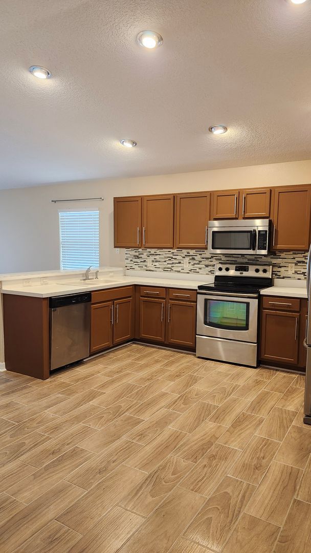Building Photo - 7955 Carriage Pointe Dr