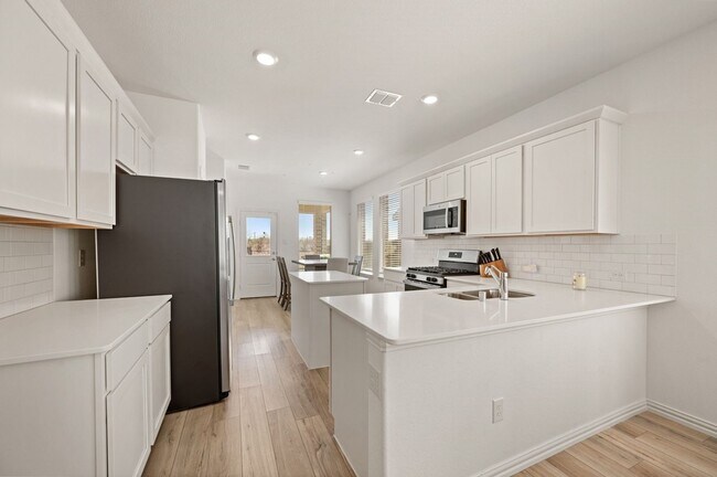 Building Photo - 1216 W Yarrow Ave