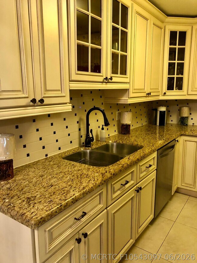 Building Photo - 6407 Bay Club Dr