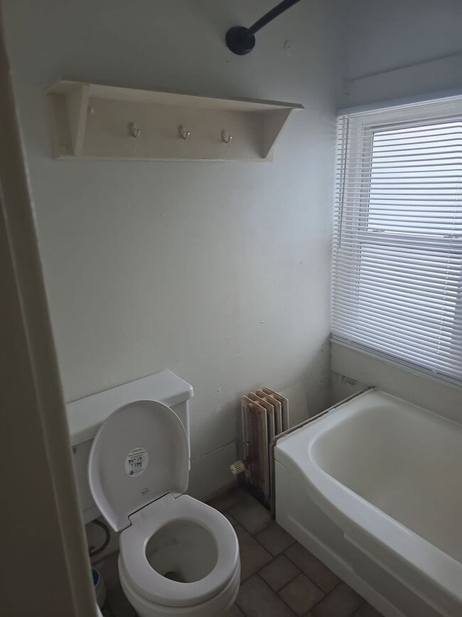 Building Photo - 2 bedroom, 1 bathroom Apartment! AUGUST 2025!