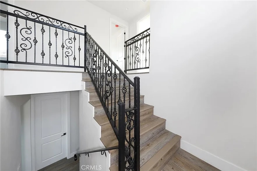 Staircase - 2020 Brentwood Pl