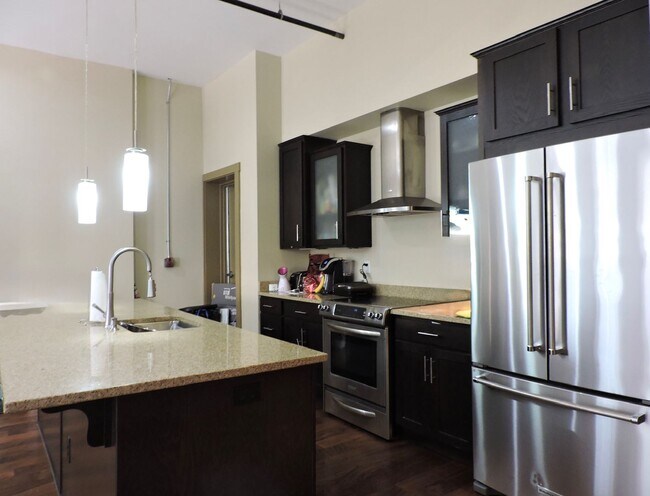 Building Photo - 641 Walnut St