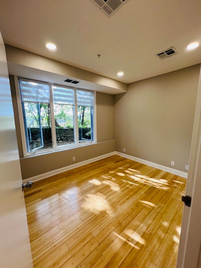 Building Photo - 182 Gay St