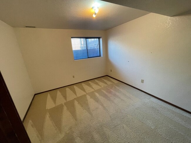Building Photo - Spacious Condo in West Billings with a ten...