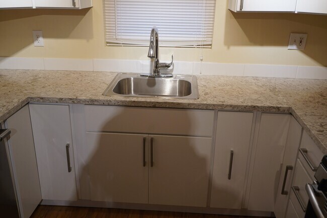 Building Photo - Spacious 3 bedroom, 1 bathroom renovated home