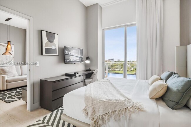 Building Photo - 4010 S Ocean Dr