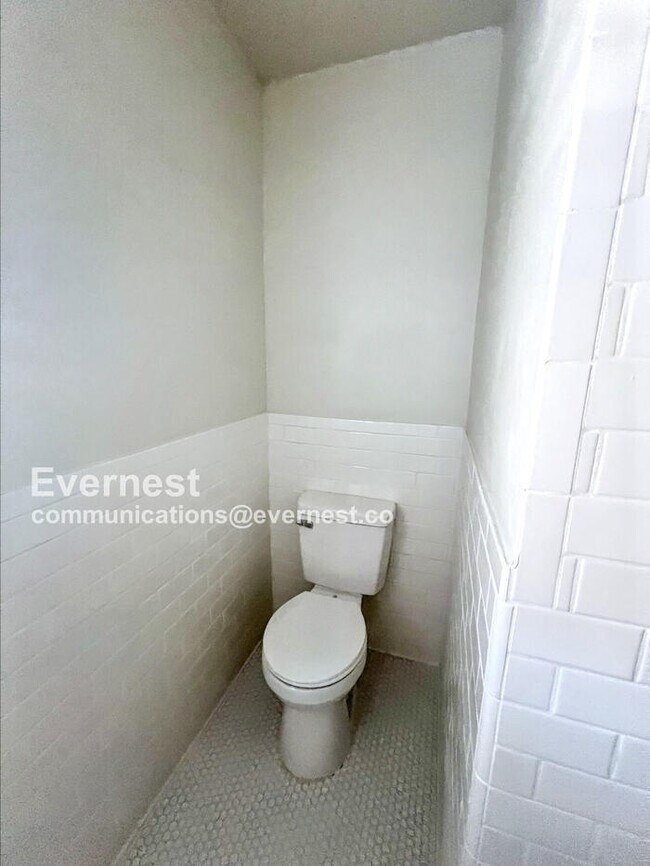 Building Photo - 801 W Earll Dr