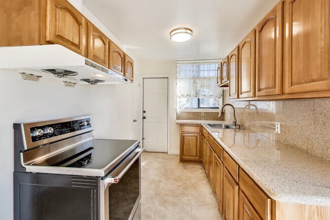 Building Photo - Top-Floor 2BD/1BA Near Ocean Beach & Golden Gate Park