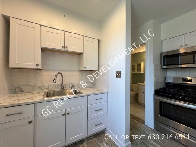 Building Photo - ***RIVERSIDE 1ST FLOOR UNIT / 2 BDRM - 1 B...