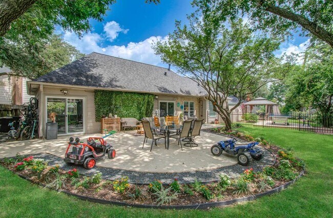 Building Photo - 11311 Chevy Chase Dr
