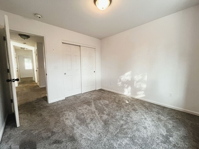Building Photo - Spacious 4-bedroom home!