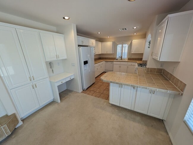 Building Photo - 10900 Royal Highlands St