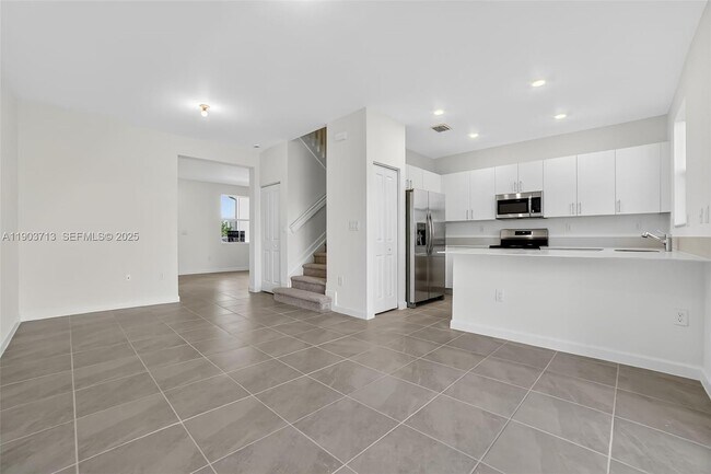 Building Photo - 2748 SE 26th Ave