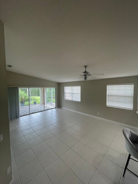Building Photo - 4949 Kingston Way