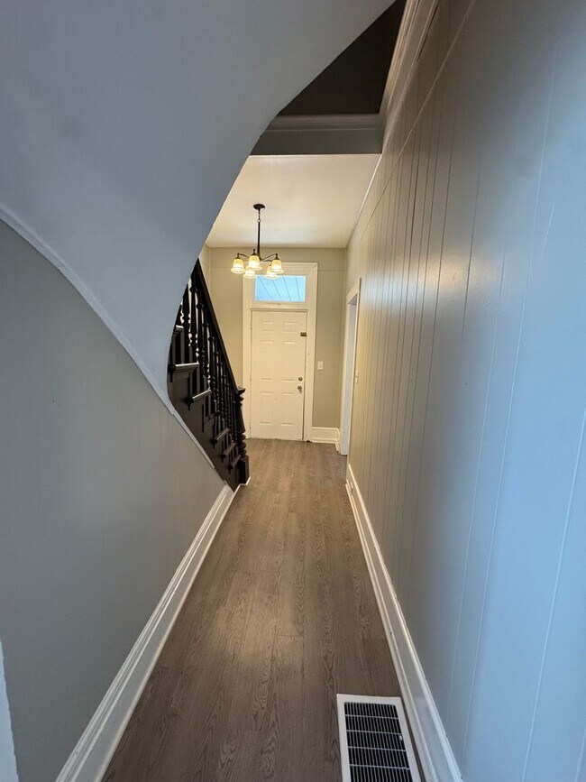 Building Photo - Spacious Four Bedroom House Close to Downt...