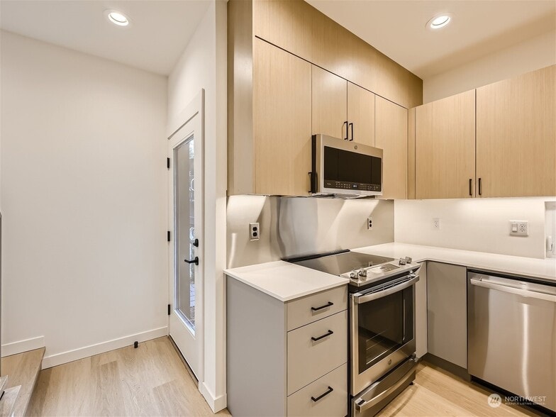 Microwave-Oven - 10346 Wallingford Ave N