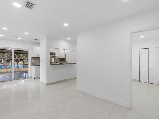 Building Photo - 4331 SW 31st Dr