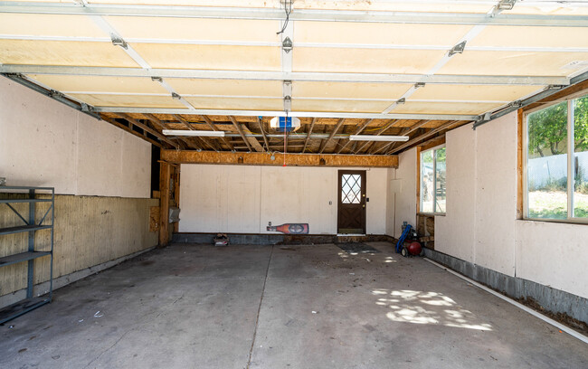 Building Photo - 1137 E Webster Dr
