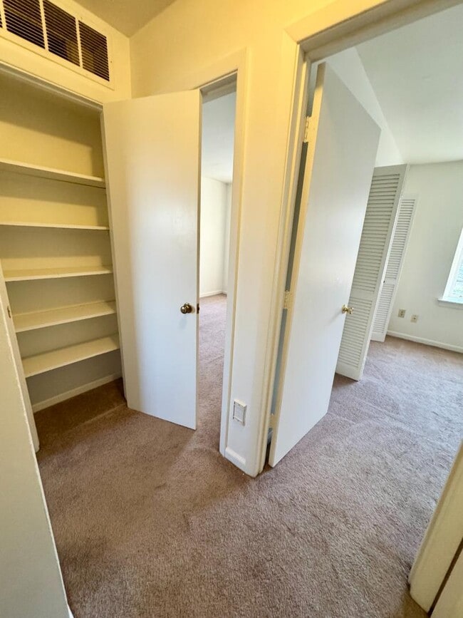 Building Photo - 105 Yorkshire Ct