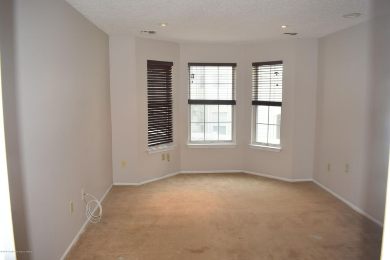 Building Photo - 225 Tulip Ln