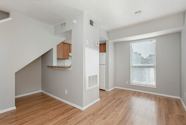 Building Photo - 1901 N Fitzhugh Ave