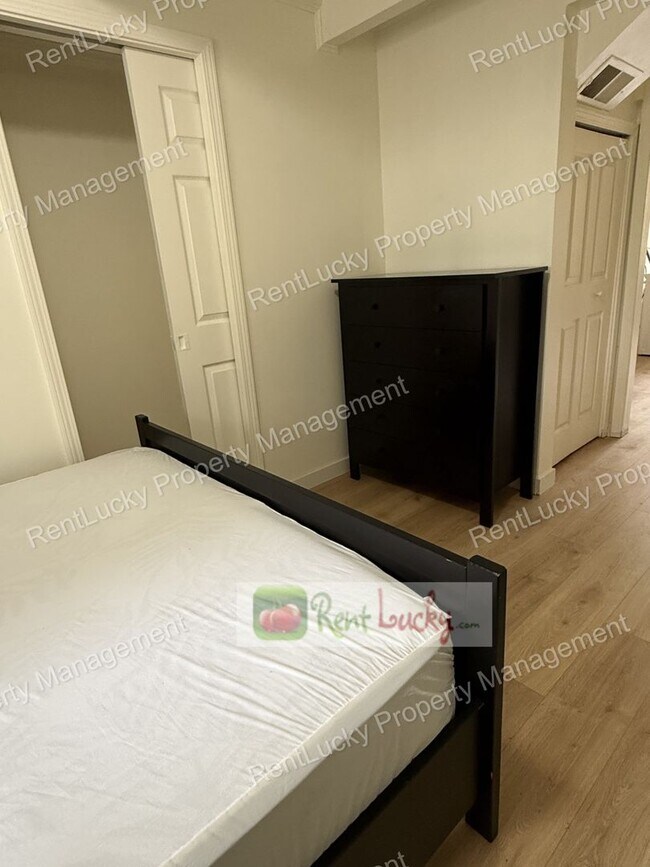 Building Photo - Super-Cute & Remodeled 1-Bedroom MIL Apartment in Great Kirkland Neighborhood FOR RENT!!
